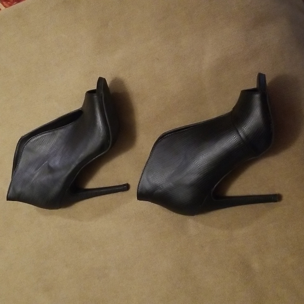 Shoes - Picture 2 of 6